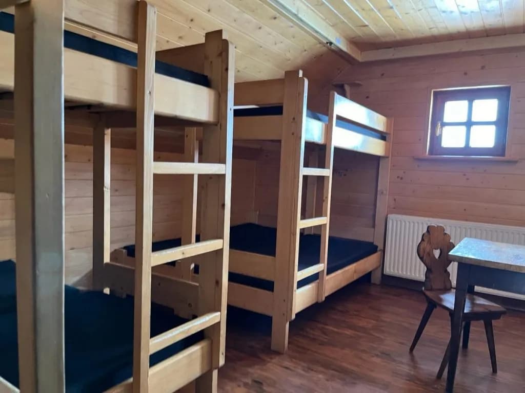 Ile kosztuje nocleg w schronisku? Ceny, zniżki i sezonowe różnice