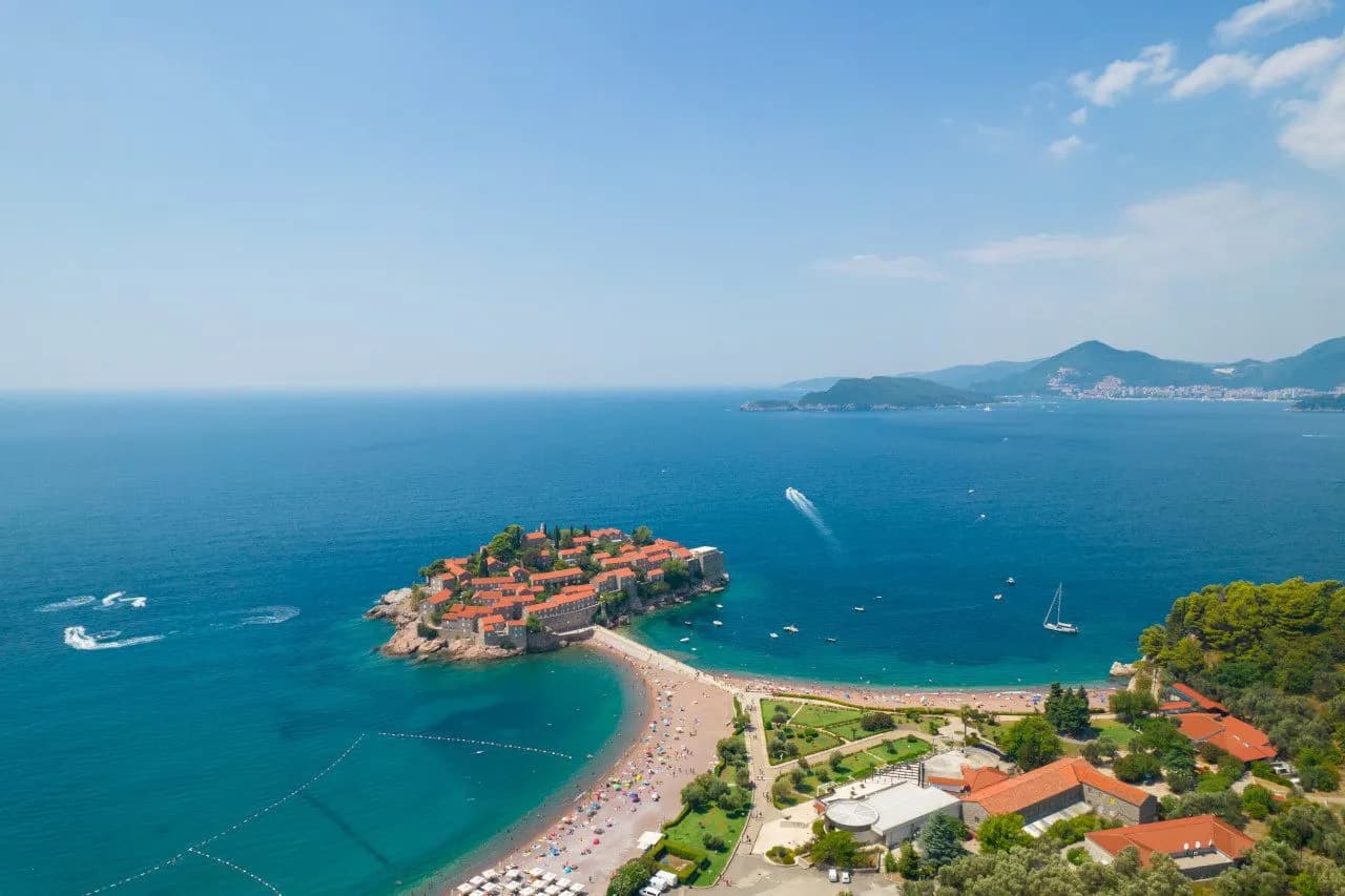 Gdzie nocleg w drodze do Czarnogóry? Tanie opcje i sprawdzone miejsca