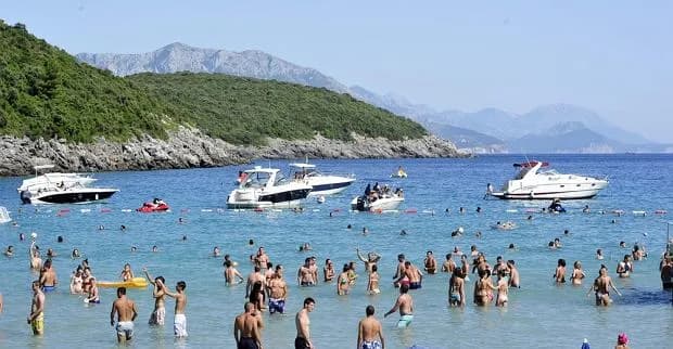 Co zabrać na wakacje do Czarnogóry, aby uniknąć nieprzyjemności?