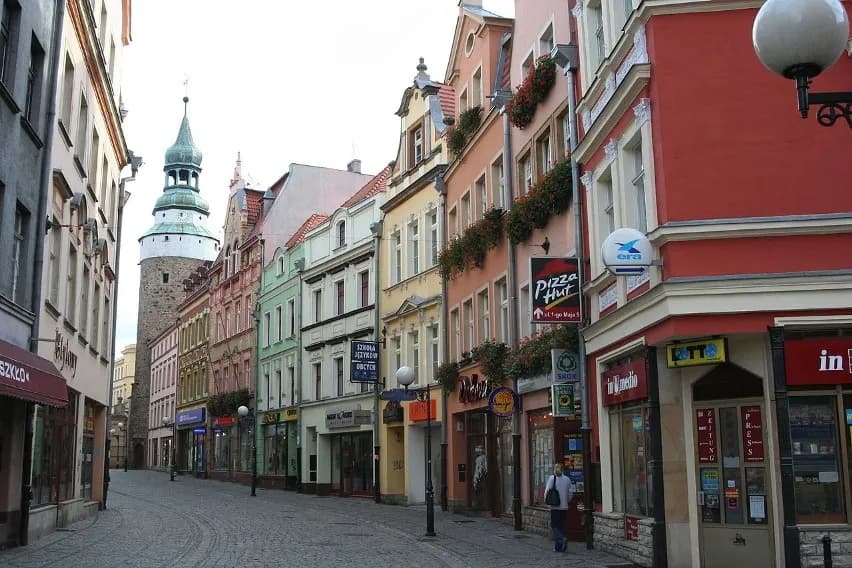 Jelenia Góra ile mieszkańców? Zaskakujące zmiany w demografii miasta