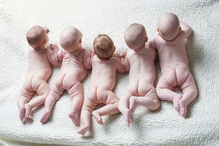 Dlaczego dziecko śpi z pupą do góry? Odkryj przyczyny i bezpieczeństwo