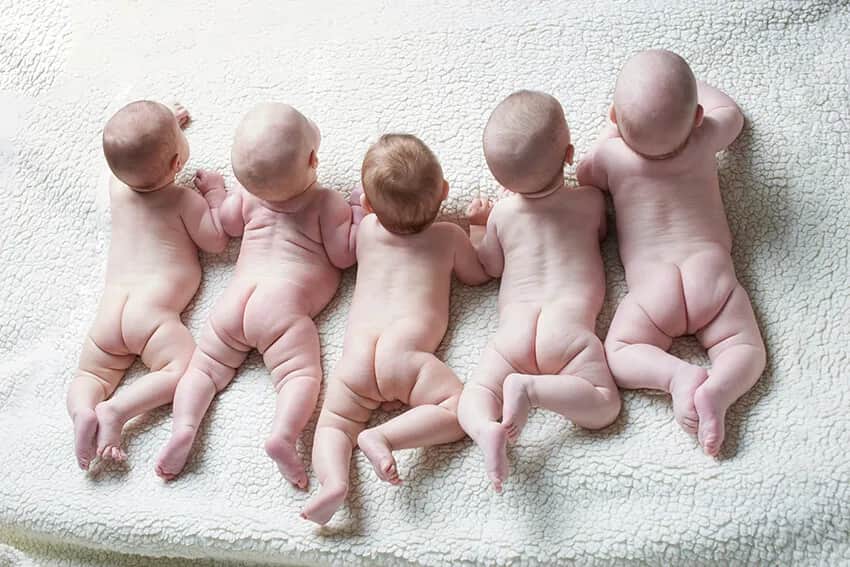 Dlaczego dziecko śpi z pupą do góry? Odkryj przyczyny i bezpieczeństwo