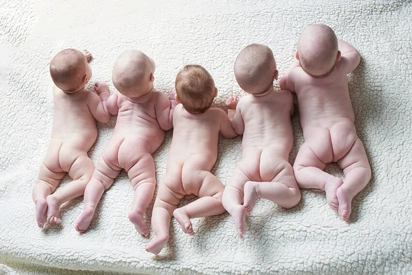 Dlaczego dziecko śpi z pupą do góry? Odkryj przyczyny i bezpieczeństwo