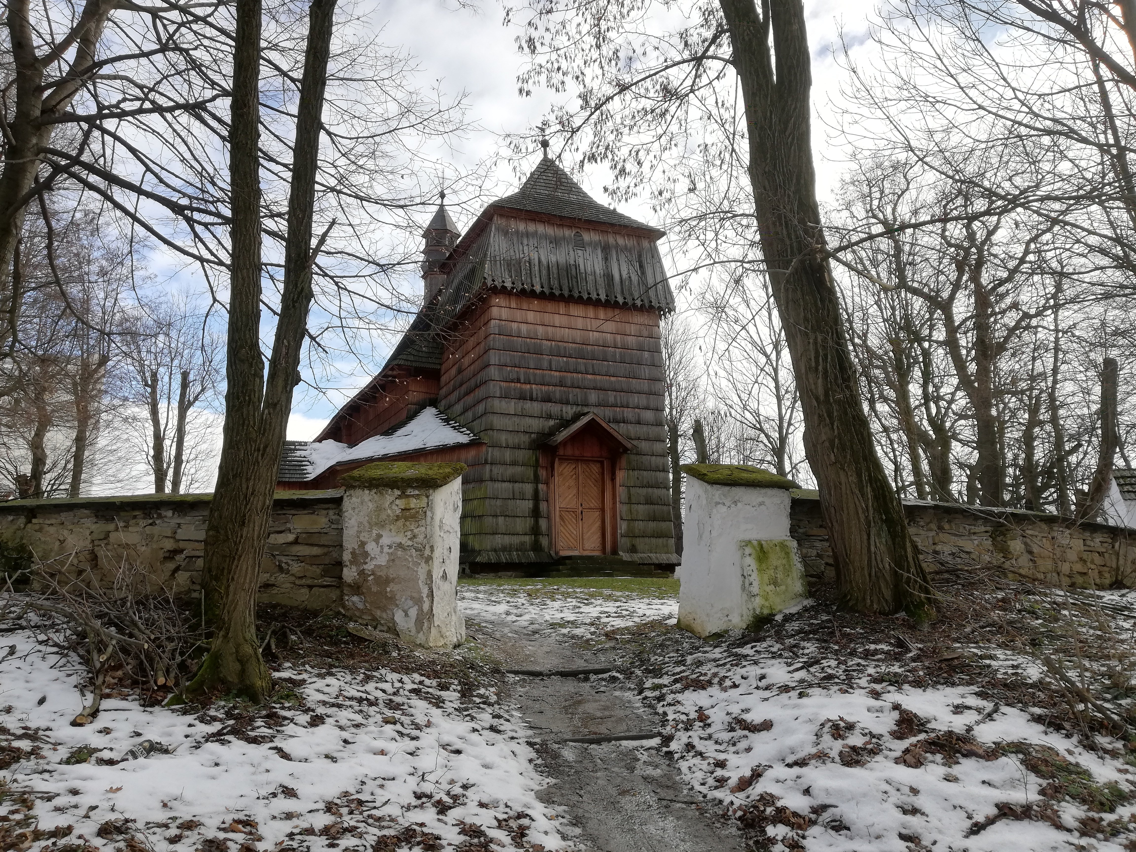 Drewniany kościółek pw. Przemienienia Pańskiego z 1419 roku też skrywa swoją tajemnicę: https://nowiny24.pl/tajemnice-kosciolka-w-osieku-jasielskim-video-zdjecia/ar/6026469